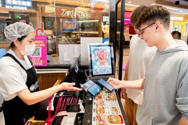 支付寶“碰一下”支付風靡年輕群體，日用品零售場景應用加速